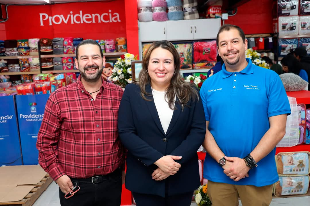 Blanca Angulo inaugura Santa Teresa, tienda textil que fomenta economía en Chiautempan